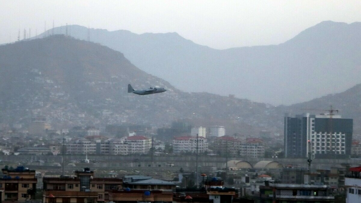 Un avión despega desde el aeropuerto de Kabul.