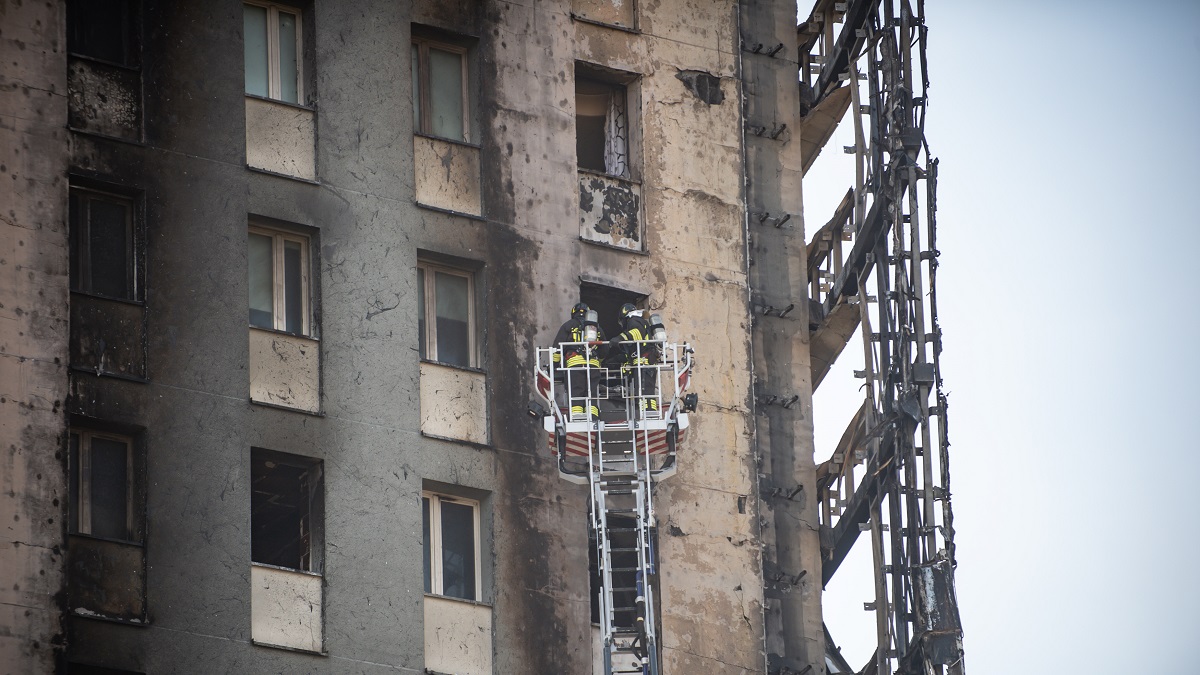 Un incendio consume una torre de 20 plantas en Milán