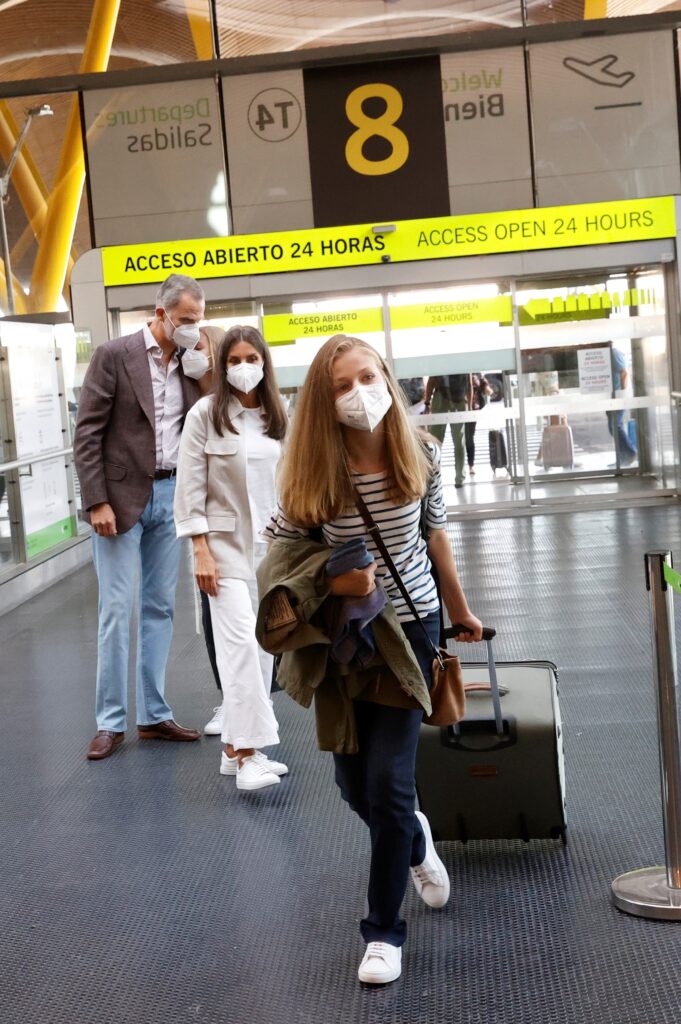 La princesa Leonor se ha despedido en el aeropuerto de sus padres y hermana