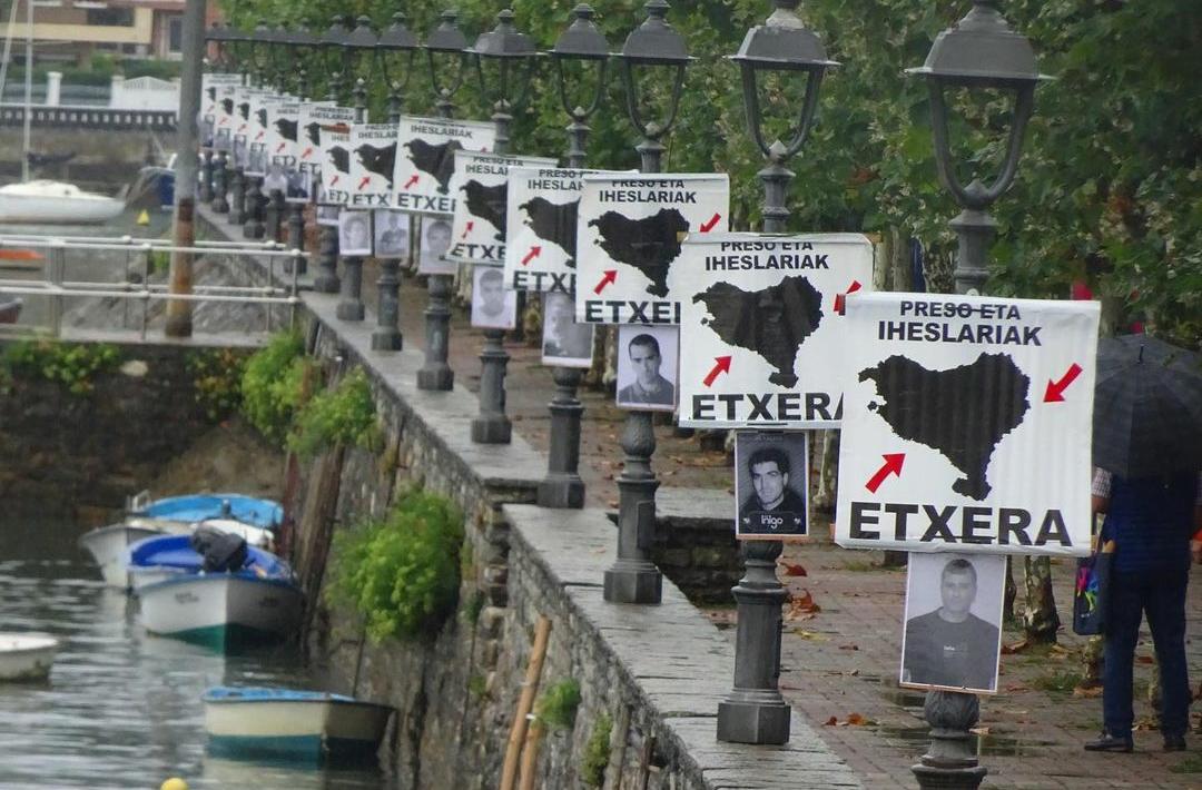 Víctimas, partidos y guardias civiles contra el acto por el etarra Parot en Mondragón