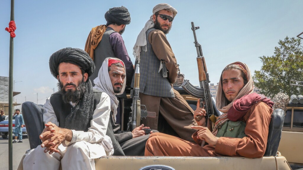 La inteligencia talibán telefonea a intérpretes que trabajaron para España: "Degollaremos a tu familia"