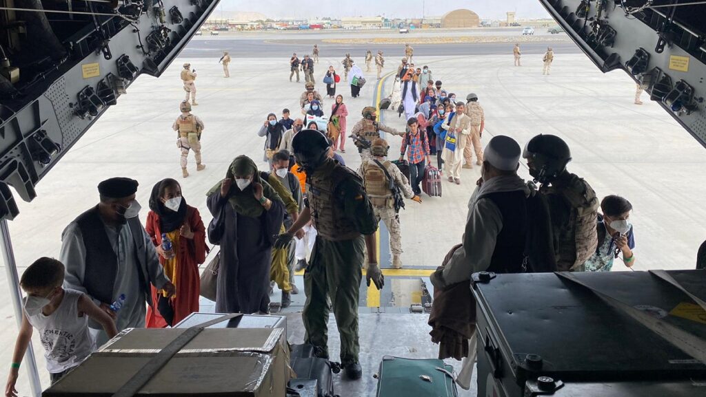 Imagen de los primeros españoles y colaboradores subiendo al avión en Kabul hacia Dubái.