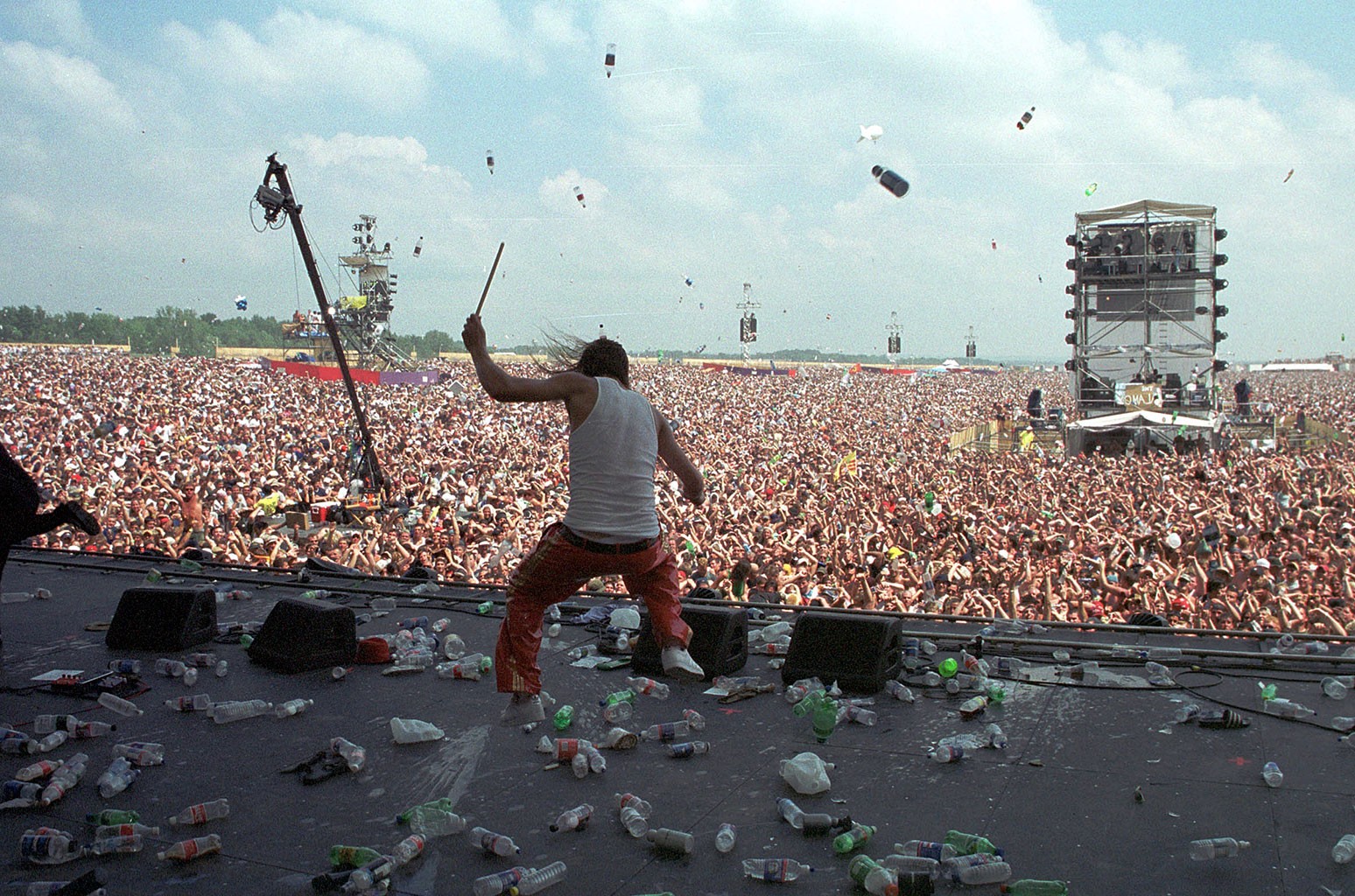 Lanzamiento de botellas al escenario en el festival de Woodstock