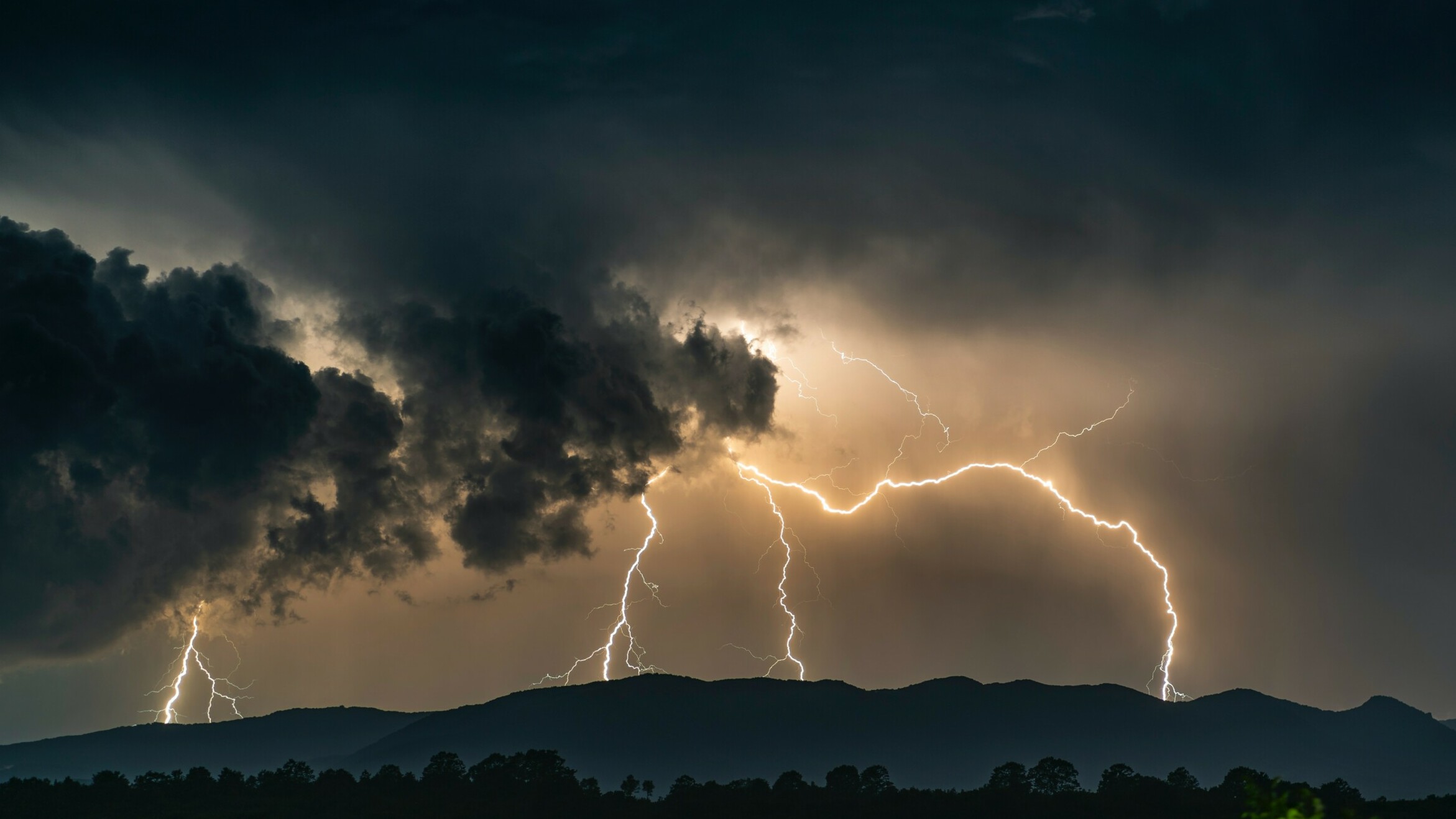 Tiempo inestable este miércoles: habrá chubascos, tormentas y posible granizo