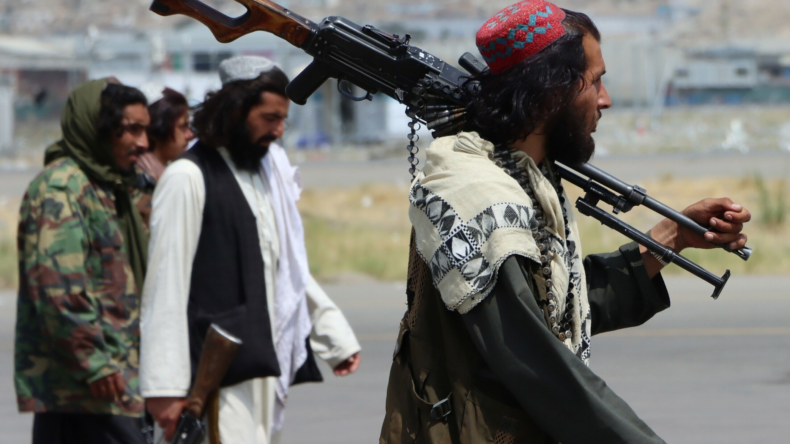 Las fuerzas talibán, en el aeropuerto de Kabul. EFE / Stringer.