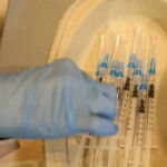 La EMA sigue investigando la administración de una tercera dosis de la vacuna a la población