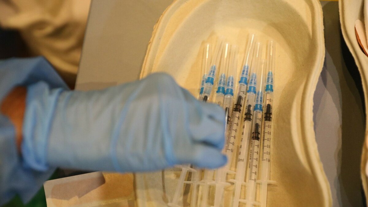 La EMA sigue investigando la administración de una tercera dosis de la vacuna a la población