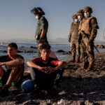 Miembros del Ejército observan a un grupo de menores a su llegada a Ceuta desde Marruecos