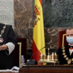 El rey Felipe VI (d) y el presidente del Tribunal Supremo y del Consejo General del Poder Judicial, Carlos Lesmes.