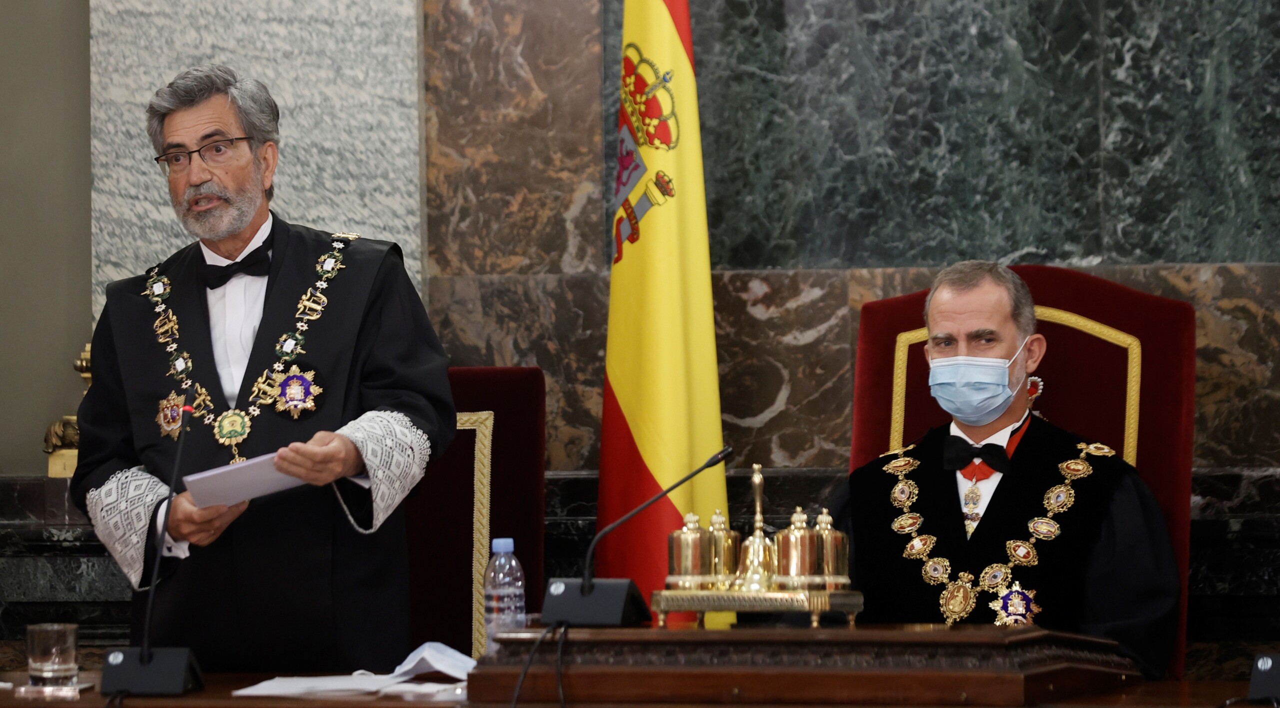 El rey Felipe VI (d) y el presidente del Tribunal Supremo y del Consejo General del Poder Judicial, Carlos Lesmes.