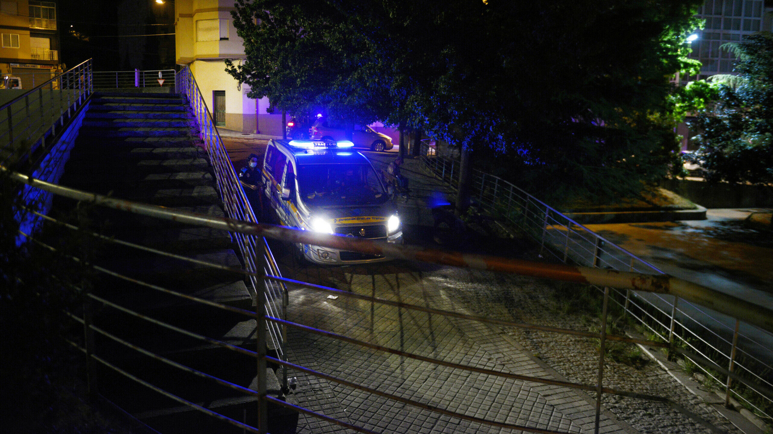 Encuentran a una joven muerta con signos de violencia en un piso en O Barco
