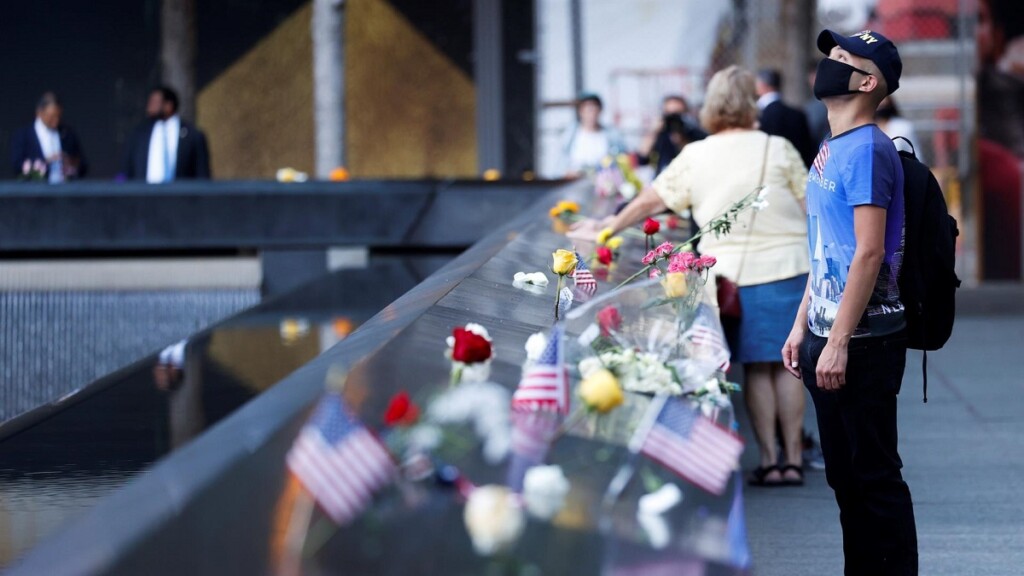 Gente visitando el monumento en memoria de las víctimas del 11S en su vigésimo animarse.