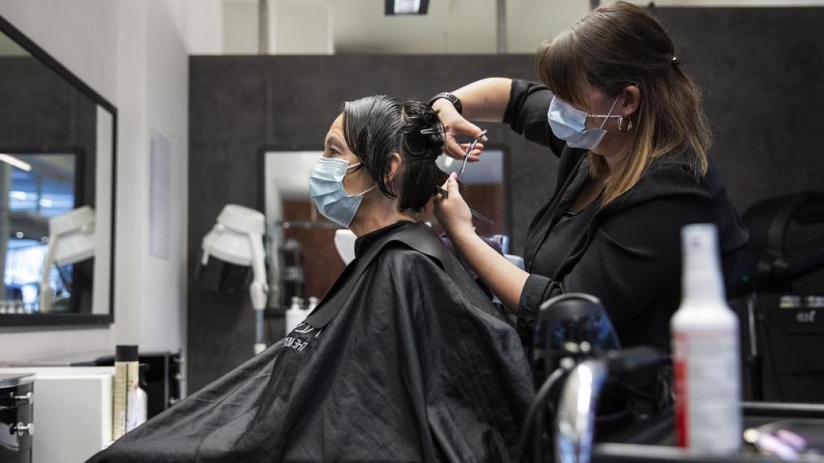 Miles de peluquerías continúan sin revistas pese a que el riesgo de contagio no existe