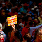 Lanzamiento de objetos y peleas entre independentistas en Barcelona durante la Diada