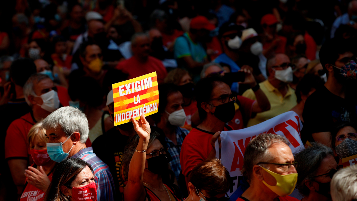 Lanzamiento de objetos y peleas entre independentistas en Barcelona durante la Diada