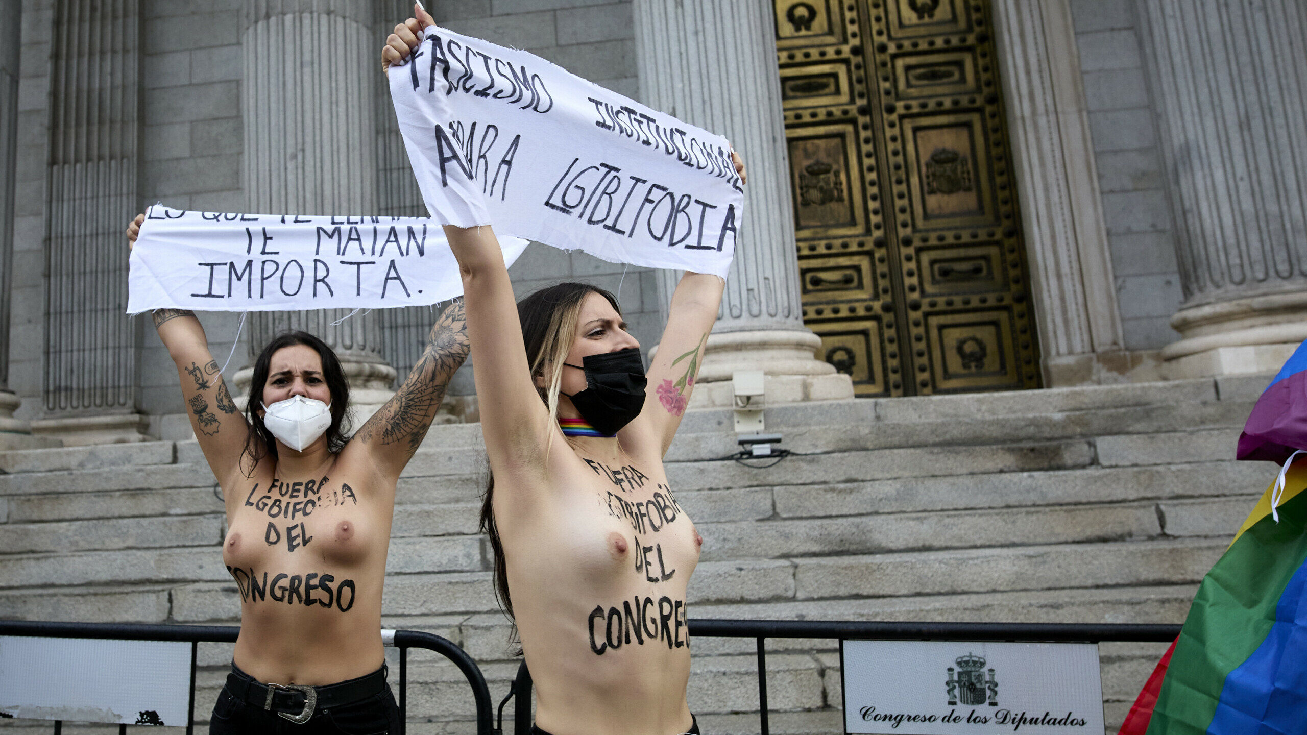 Varios activistas de Femen protestan frente al Congreso contra la homofobia