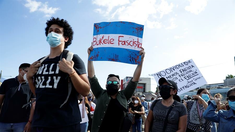 Los salvadoreños toman las calles de la capital para protestar contra el Gobierno de Bukele