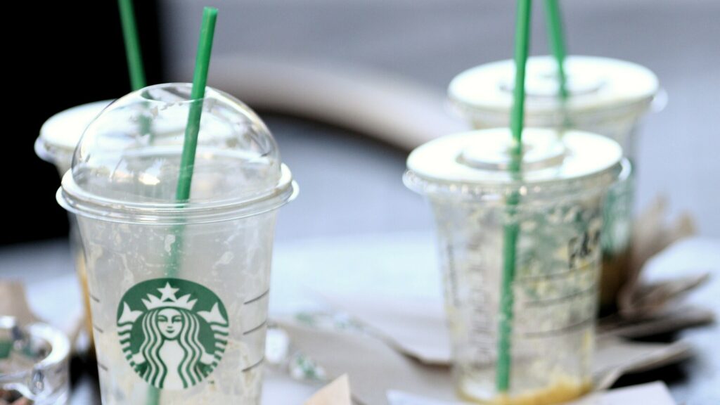 Denuncian que Starbucks amenazó a sus empleados por organizarse en sindicatos