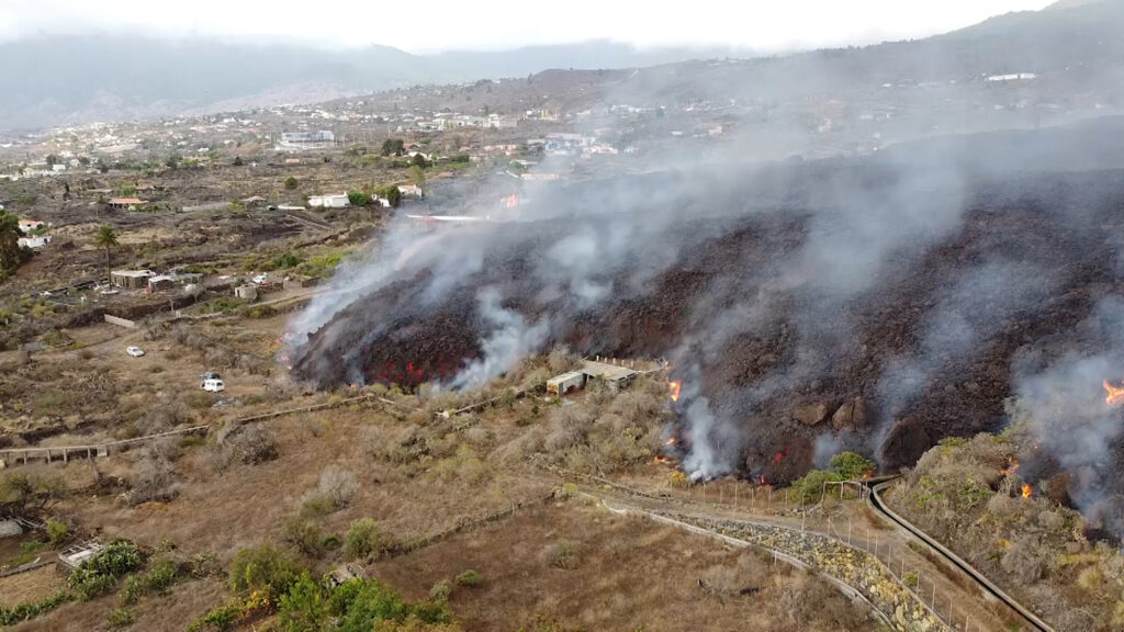 Imagen aérea de la lava del volcán en La Palma, Santa Cruz de Tenerife, Islas Canarias, (España). Europa Press