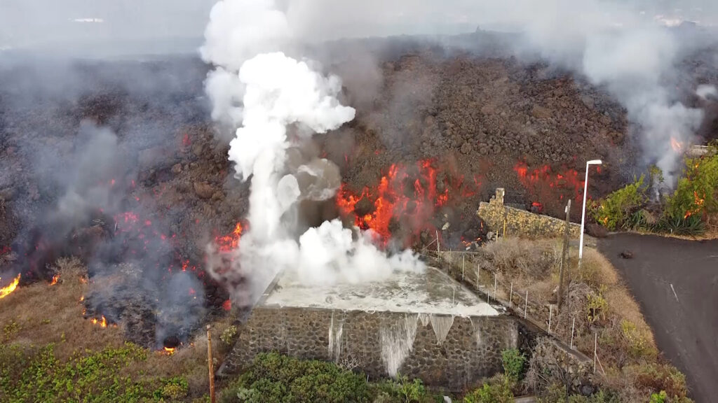 Imagen aérea de la lava del volcán en La Palma, Santa Cruz de Tenerife, Islas Canarias, (España). Europa Press