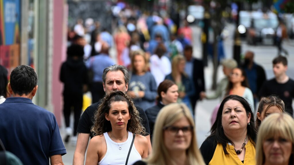 La covid puede parecer con el tiempo un resfriado, según una experta