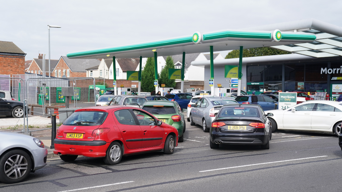 Vehículos hacen cola para repostar en una gasolinera BP de Leicester, Reino Unido, este sábado.
