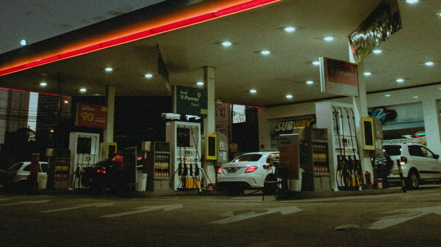 La compra de gasolina ante el pánico de que se acabe causa "serios problemas" en Reino Unido