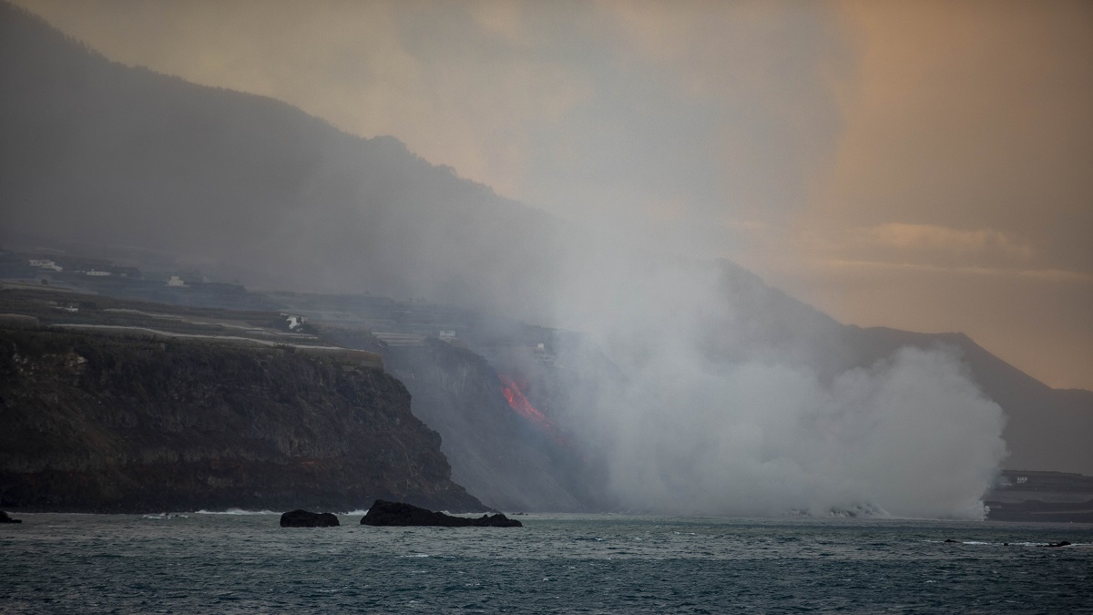 La tierra crece: la lava que llega al mar cambiará la cartografía de La Palma