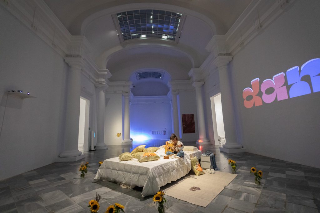 Concierto en la pieza central de la exposición, una cama intervenida por Wecolors