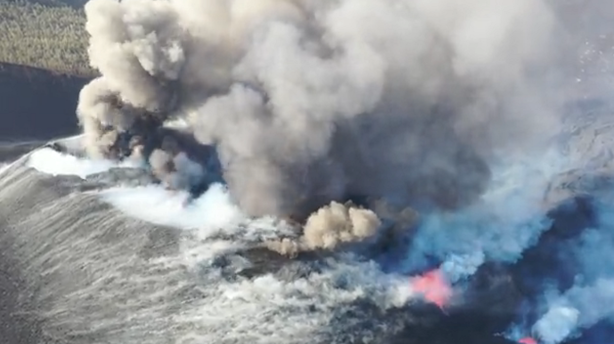 Vídeo | La enorme columna de humo del volcán de La Palma, a vista de dron