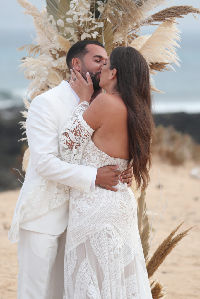 Omar y Anabel se besan tras la ceremonia