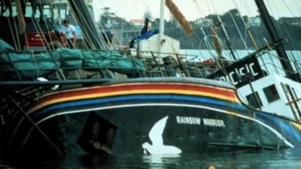 El Rainbow Warrior tras el atentado donde falleció uno de sus tripulantes