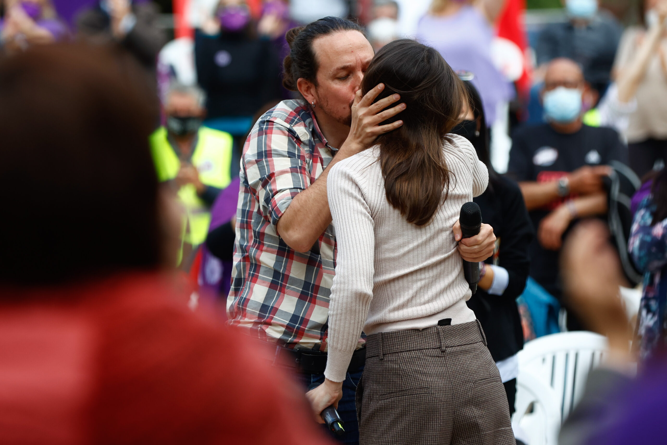 Pablo Iglesias besa a Irene Montero durante un acto electoral en abril de 2021