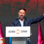 Abascal estalla contra los "grises" del PP entre confeti rojigualdo: "No valen para nada"