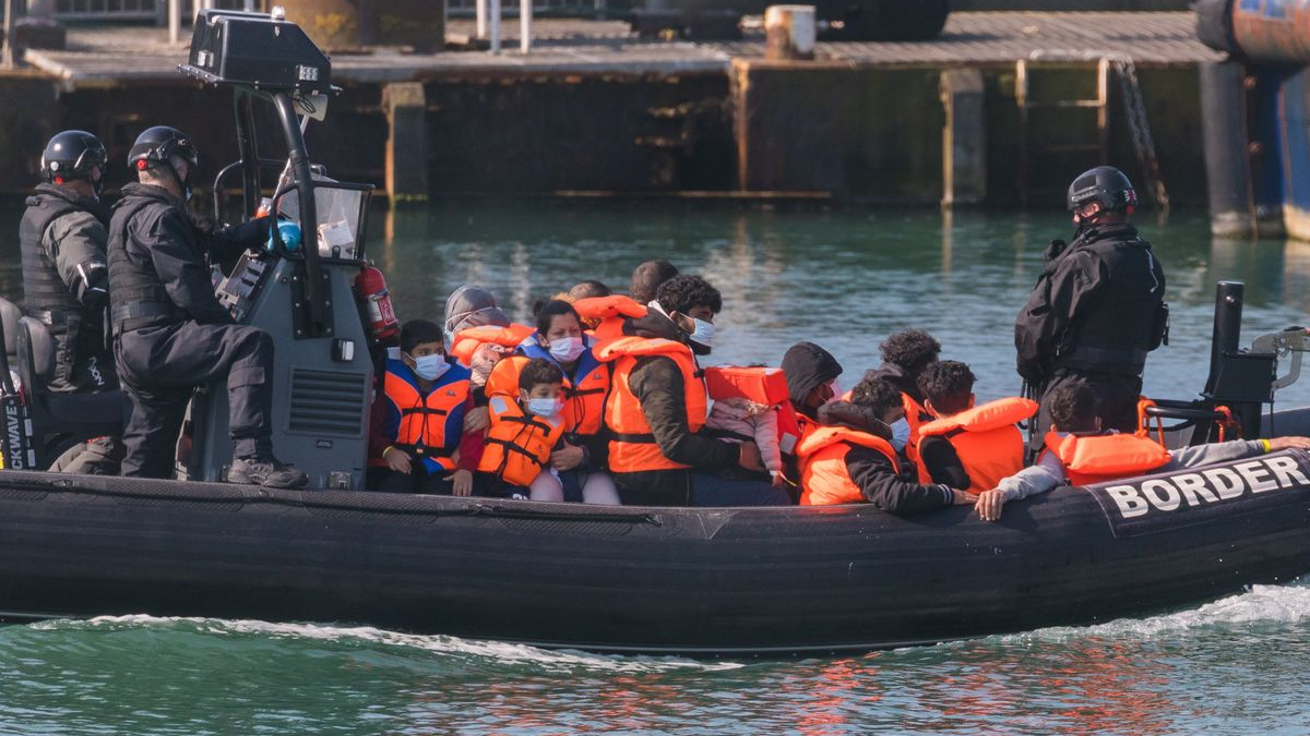 Más de 20.000 migrantes han tratado de cruzar el canal de la Mancha este año