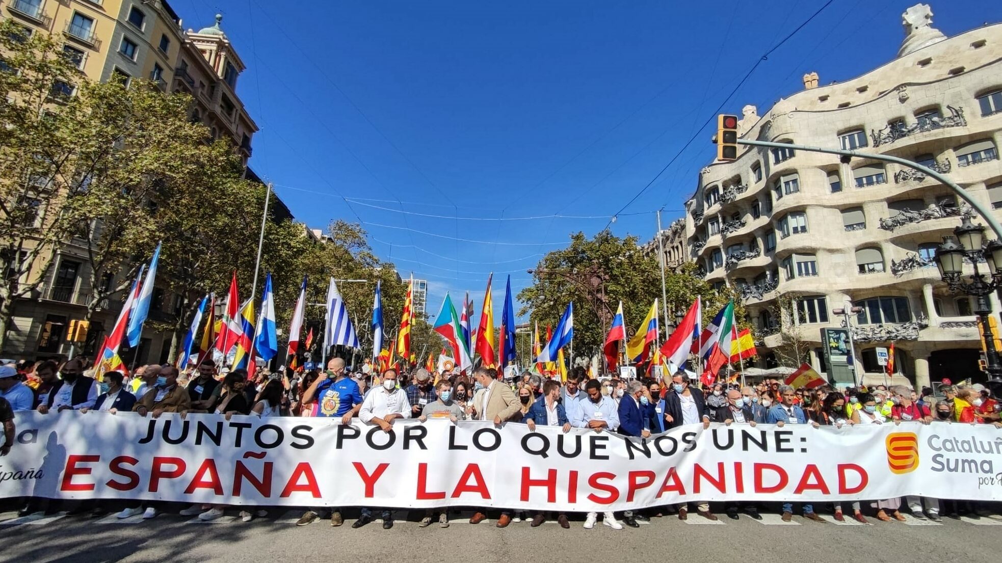 Miles de personas se manifiestan en Barcelona con la presencia de PP y Vox y la ausencia de Cs