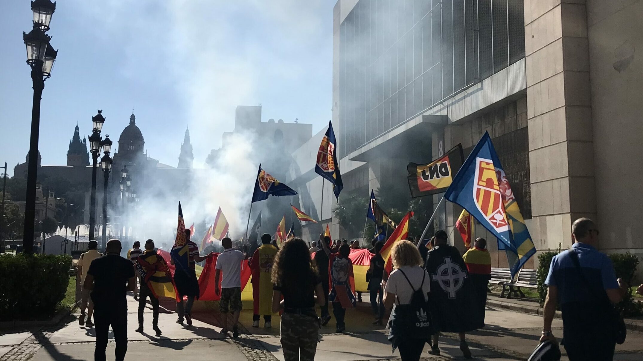 Unos 150 ultras se manifiestan en la plaza España de Barcelona por la Hispanidad