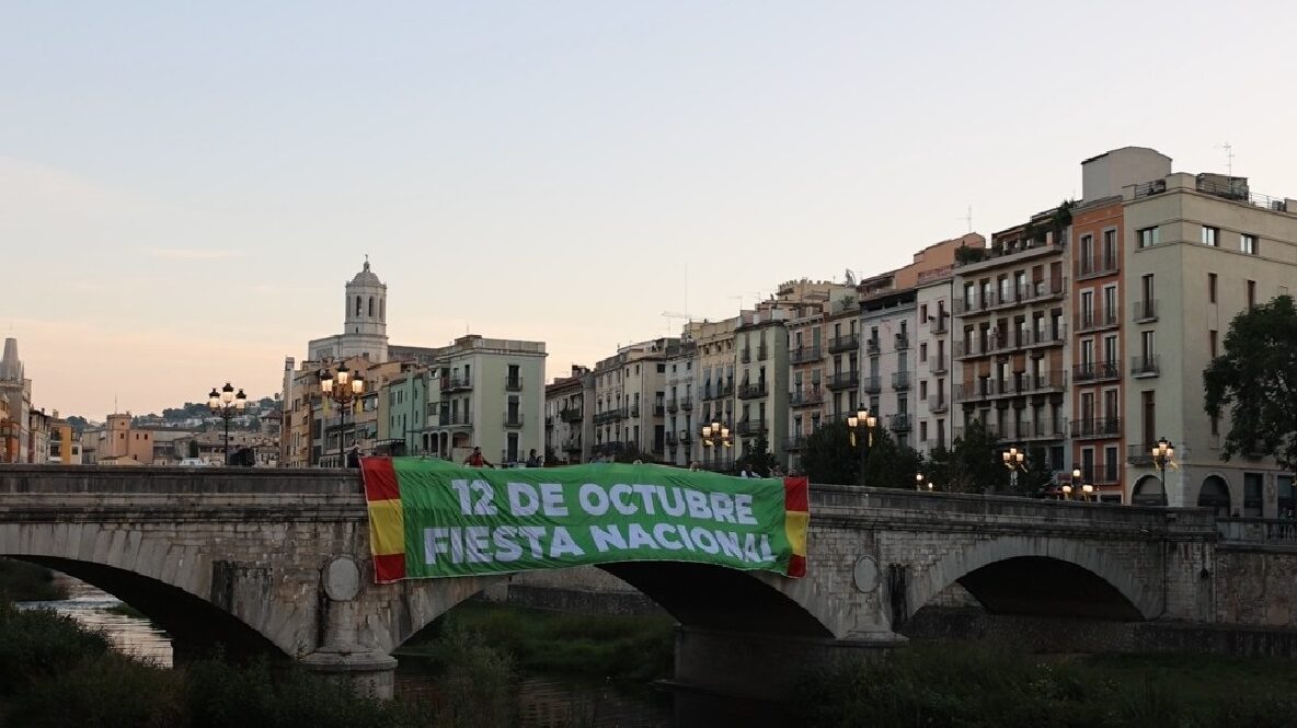 Vox despliega una pancarta de cien metros en el Pont de Pedra de Gerona por el 12-O