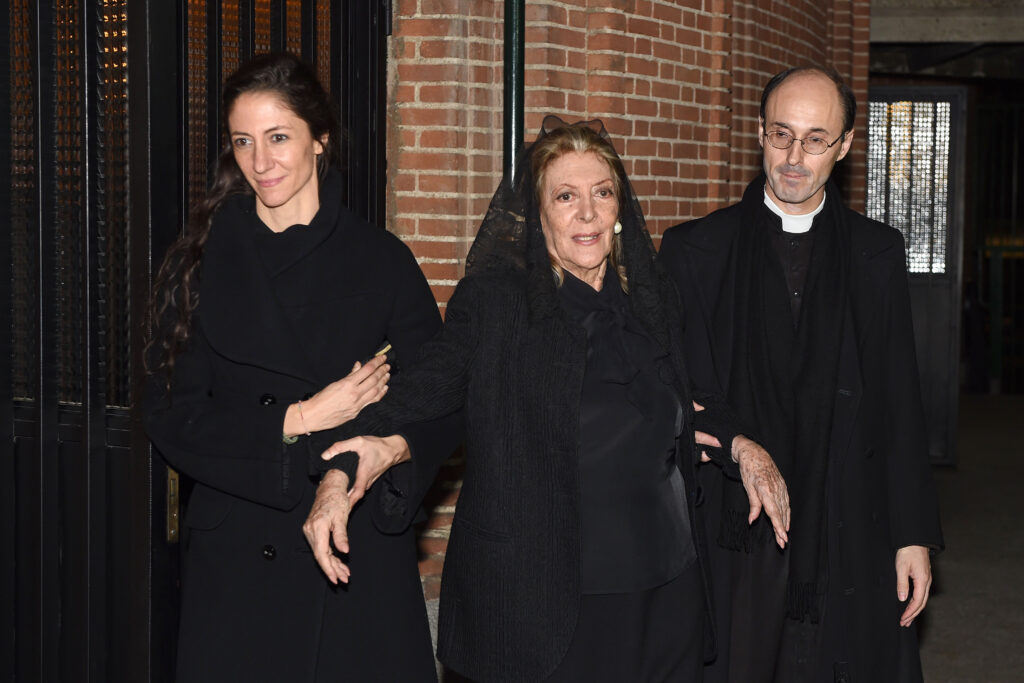 Claudia Stilianopoulos y su madre Pitita Ridruejo en el funeral de Mike Stilianopoulos, en 2016
