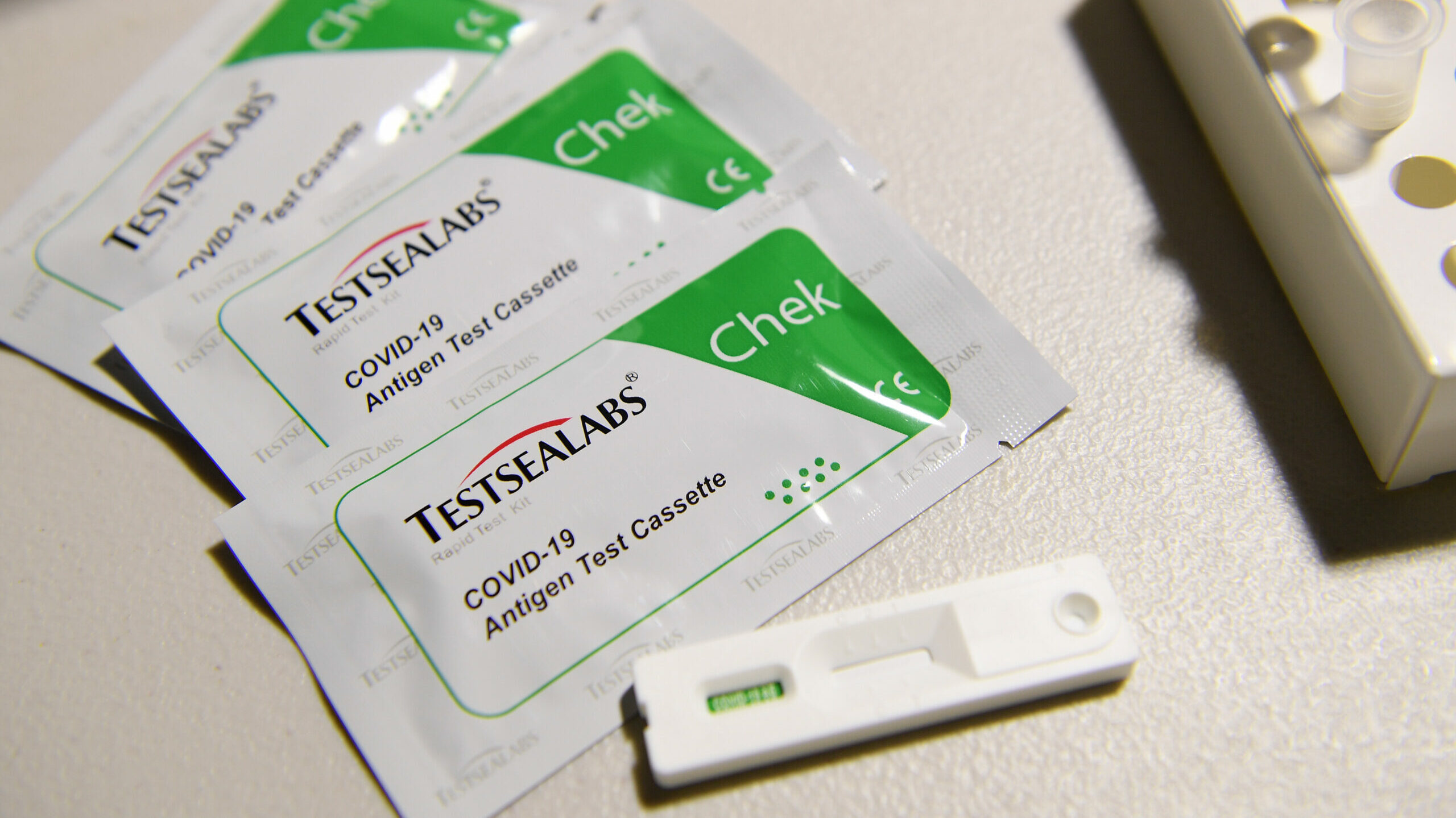 Las farmacias madrileñas se quedan sin test de antígenos