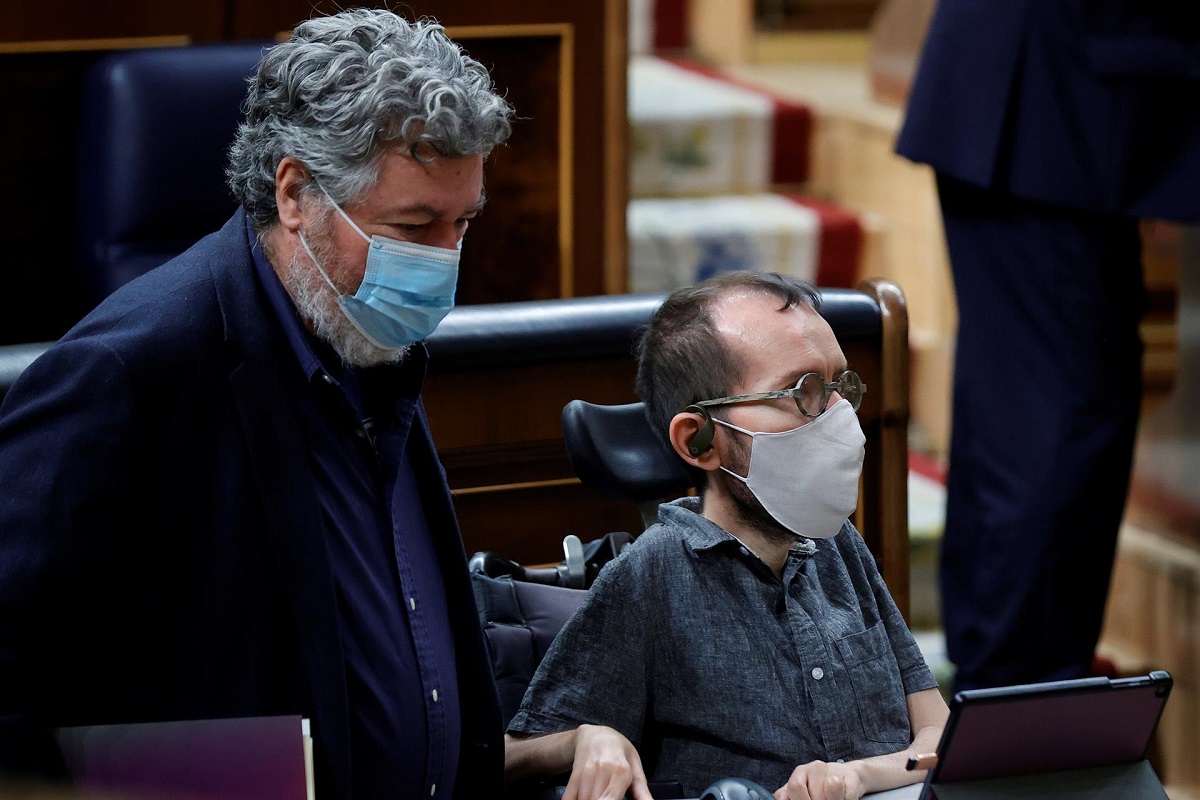 El diputado de Podemos Juan López Uralde (izq) junto al portavoz parlamentario, Pablo Echenique, este jueves, en el Congreso.