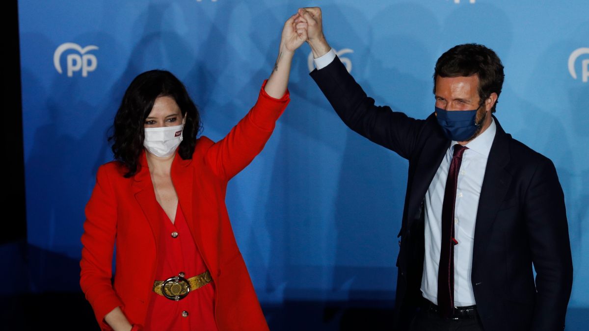 Isabel Díaz Ayuso y Pablo Casado, tras la victoria electoral del 4-M.