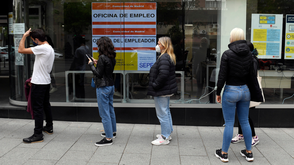 Faltan trabajadores, pero sobran parados: la 'titulitis' que condena a España