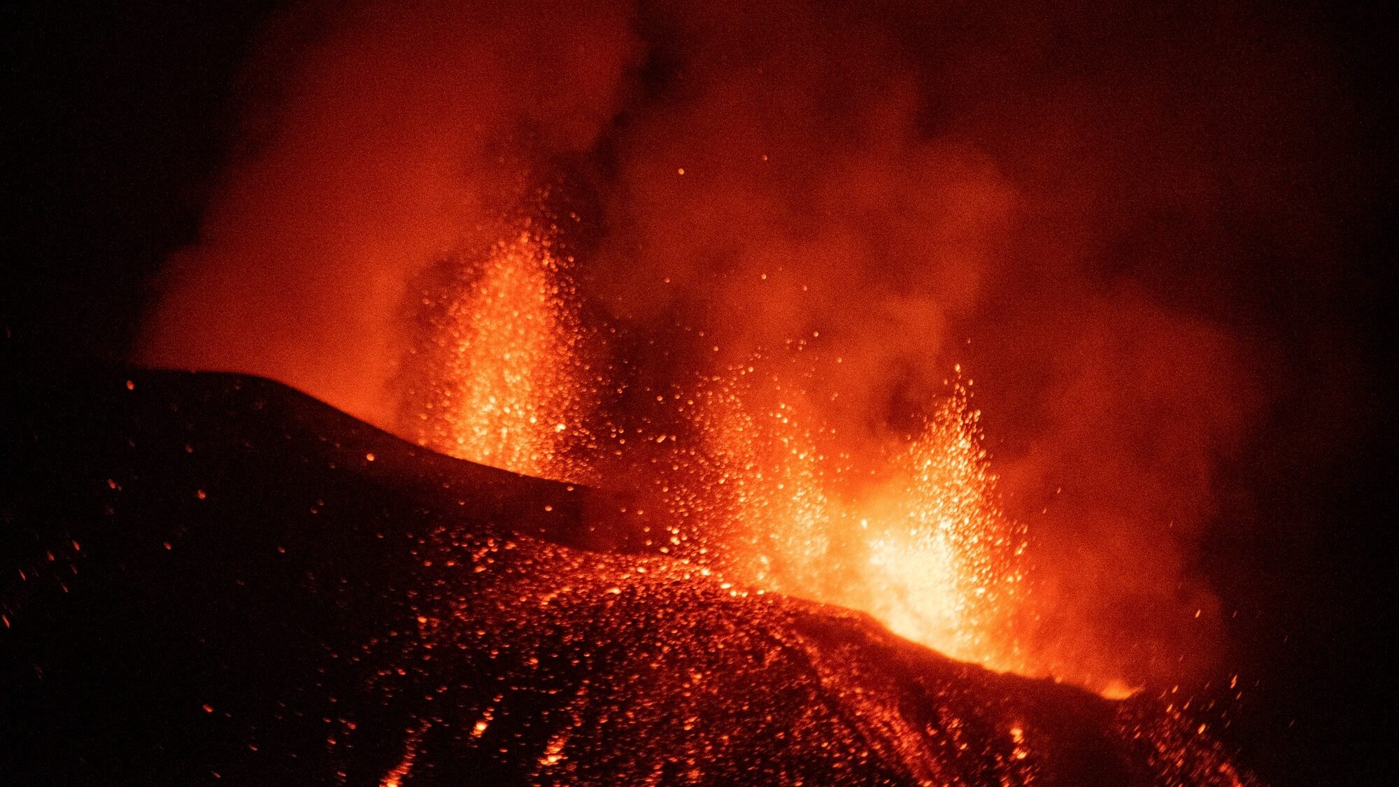 La lava del volcán de La Palma afecta ya a unas 790 hectáreas y destruye casi 2.000 edificaciones