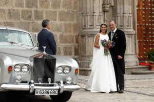 Javier Ortega Smith y Paulina salen de la iglesia