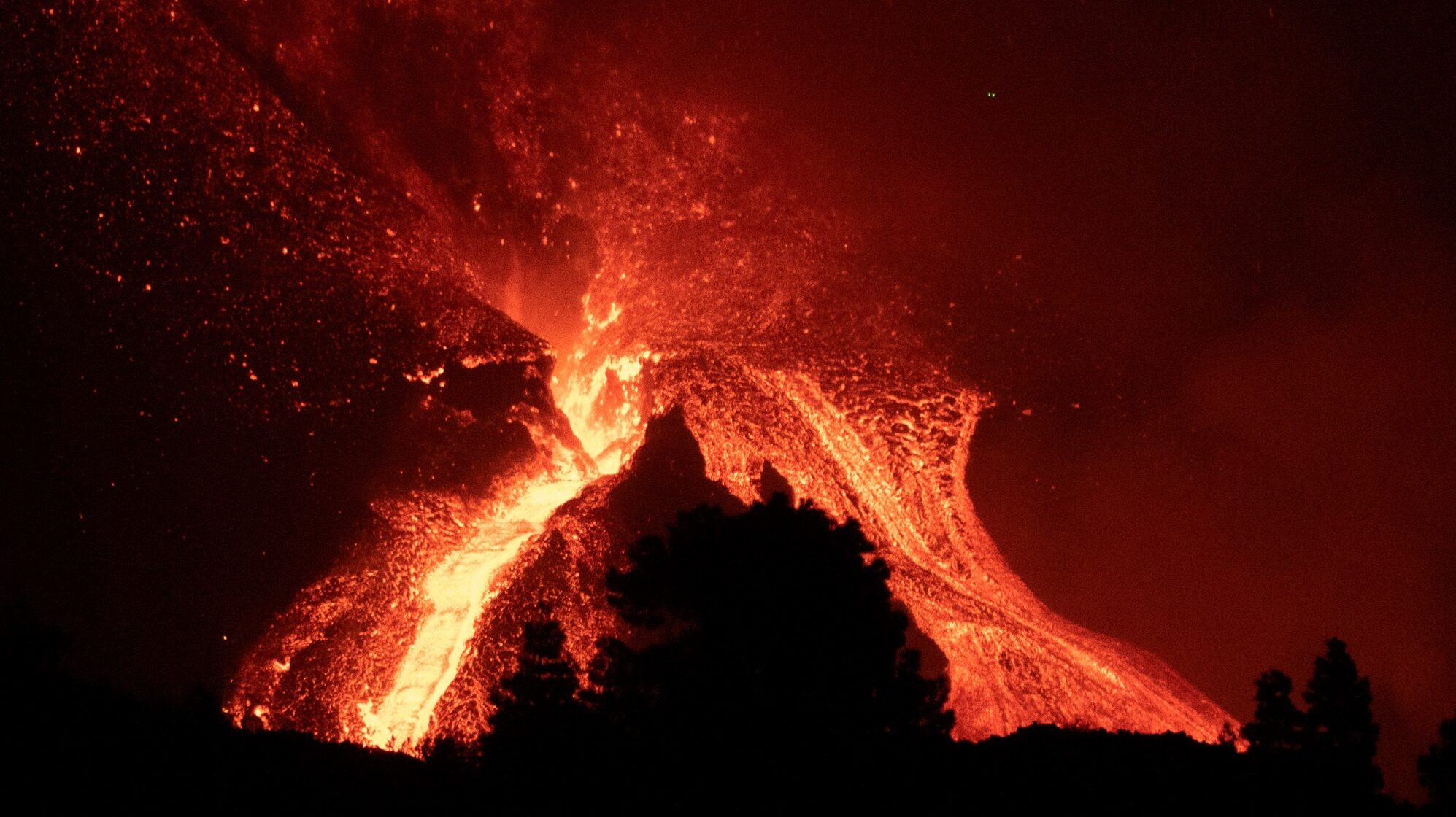 La erupción del volcán de La Palma cumple un mes con centenares de hectáreas arrasadas
