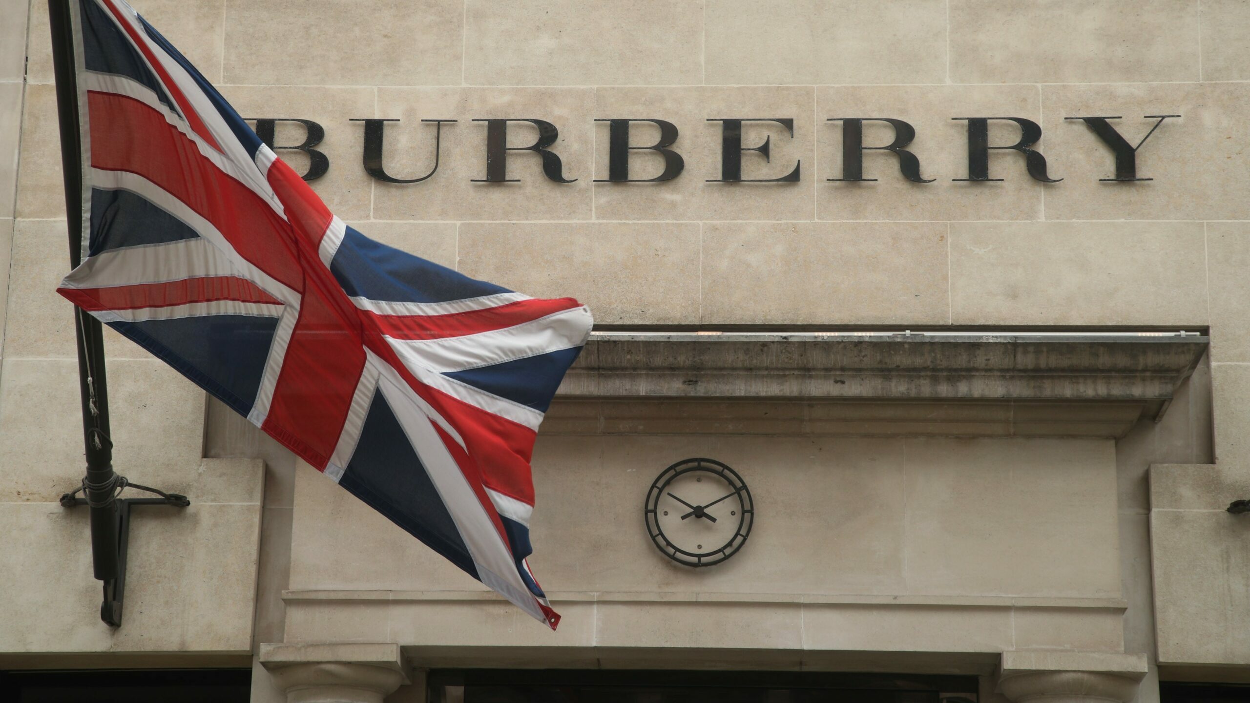Burberry encuentra un sucesor para Gobbetti y ficha al CEO de Versace
