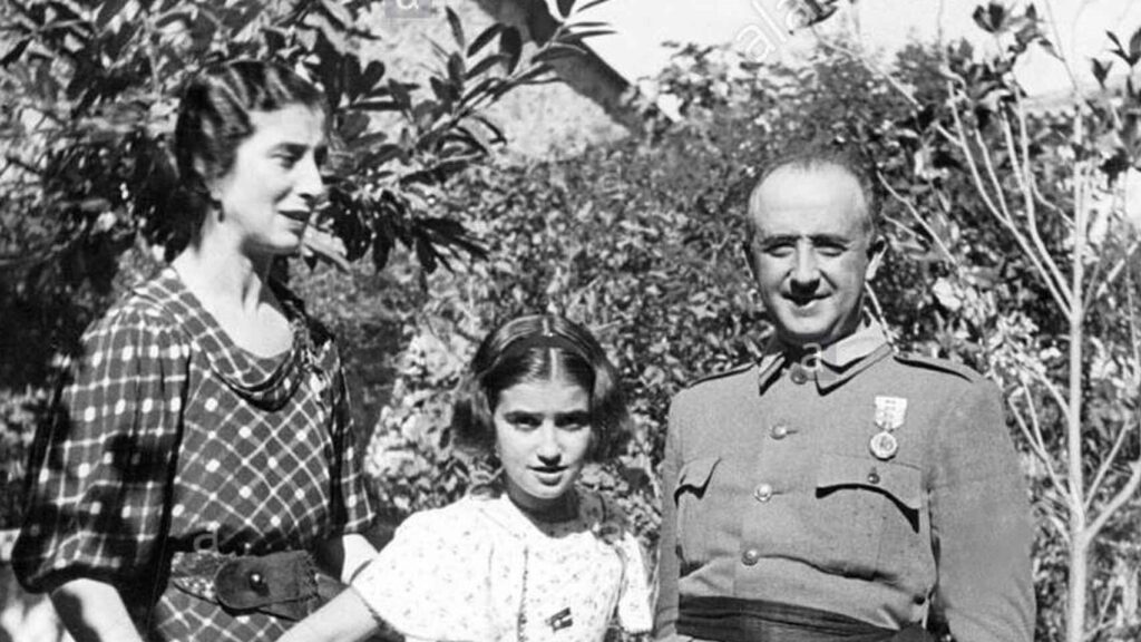 Francisco Franco, con Carmen Polo y su hija Carmencita