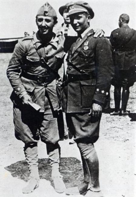 Francisco Franco y su hermano Ramón, en Marruecos