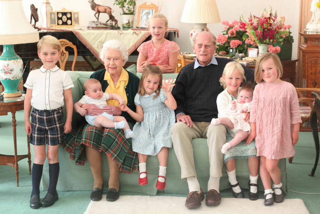 La reina Isabel II y el príncipe Felipe con sus nietos